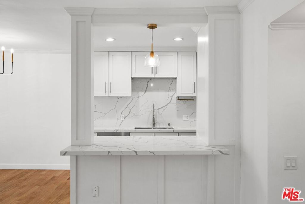 Image 15 of property listing at 7270 Hillside Avenue 302, Los Angeles, CA 90046
