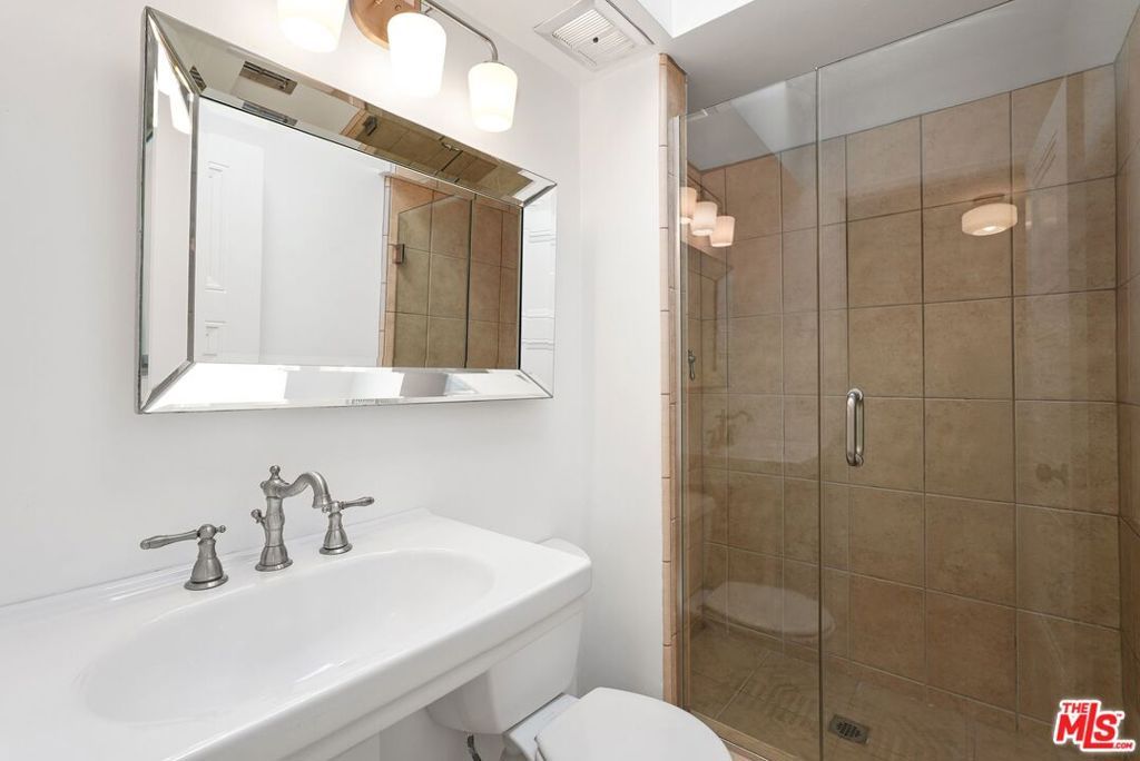 Image 16 of property listing at 7270 Hillside Avenue 302, Los Angeles, CA 90046