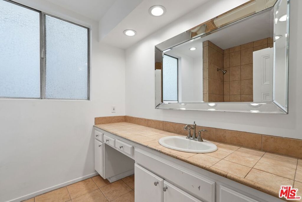 Image 21 of property listing at 7270 Hillside Avenue 302, Los Angeles, CA 90046