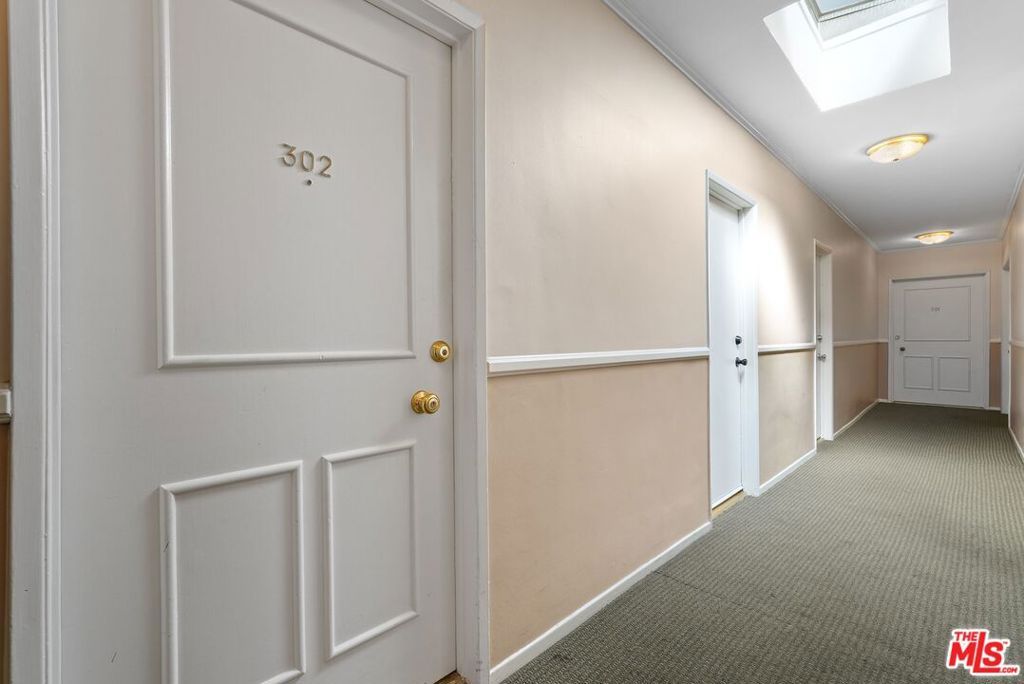 Image 23 of property listing at 7270 Hillside Avenue 302, Los Angeles, CA 90046