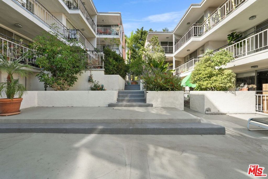 Image 27 of property listing at 7270 Hillside Avenue 302, Los Angeles, CA 90046