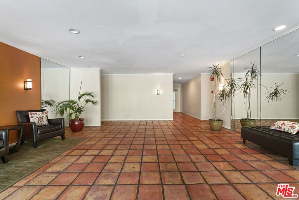Image 28 of property listing at 7270 Hillside Avenue 302, Los Angeles, CA 90046