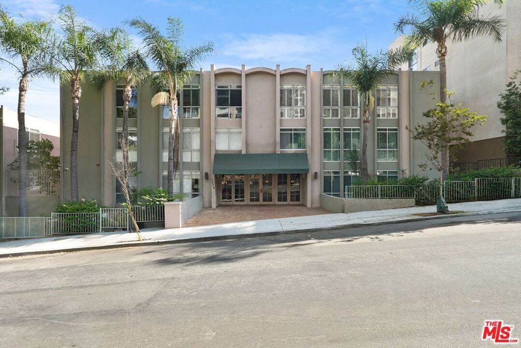 Image 30 of property listing at 7270 Hillside Avenue 302, Los Angeles, CA 90046
