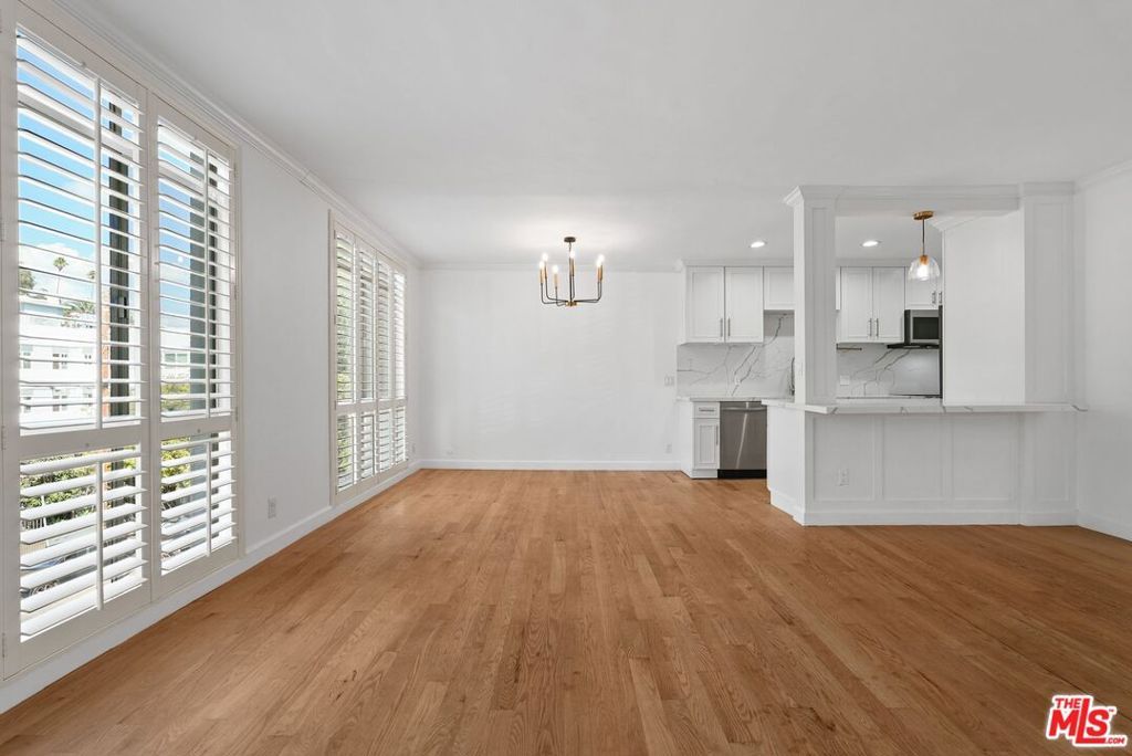 Image 4 of property listing at 7270 Hillside Avenue 302, Los Angeles, CA 90046