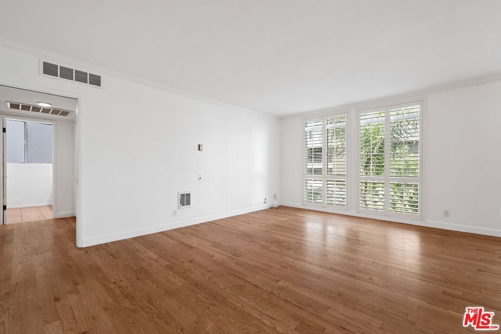 Image 5 of property listing at 7270 Hillside Avenue 302, Los Angeles, CA 90046