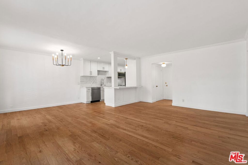 Image 6 of property listing at 7270 Hillside Avenue 302, Los Angeles, CA 90046