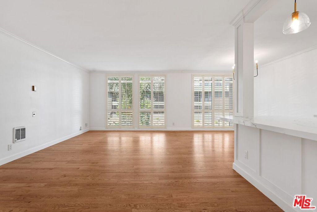 Image 7 of property listing at 7270 Hillside Avenue 302, Los Angeles, CA 90046