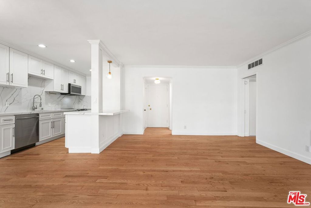 Image 9 of property listing at 7270 Hillside Avenue 302, Los Angeles, CA 90046