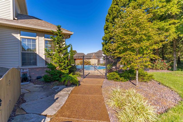 8200 Clearview Drive, Newburgh, IN 47630