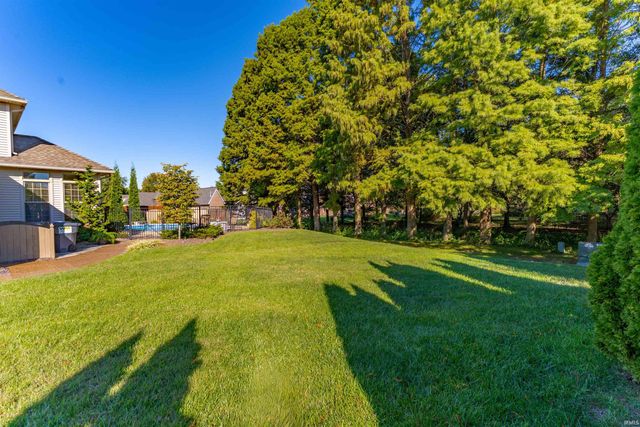 8200 Clearview Drive, Newburgh, IN 47630