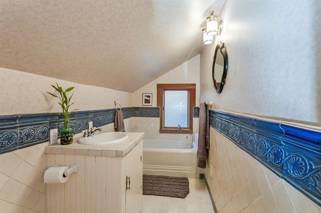 19 Gresham Street, Ashland, OR 97520