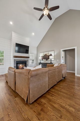 101 Amelia Dr, Bon Aqua, TN 37025