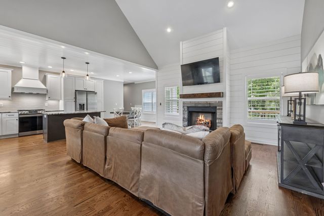 101 Amelia Dr, Bon Aqua, TN 37025