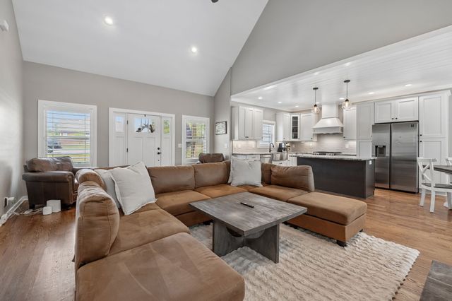 101 Amelia Dr, Bon Aqua, TN 37025