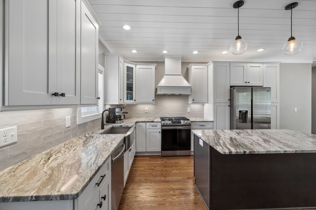 101 Amelia Dr, Bon Aqua, TN 37025