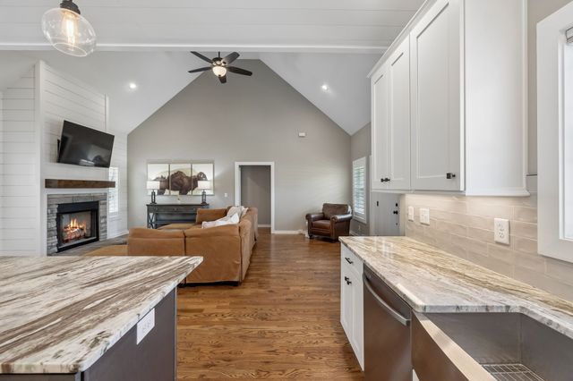 101 Amelia Dr, Bon Aqua, TN 37025