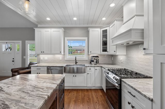 101 Amelia Dr, Bon Aqua, TN 37025