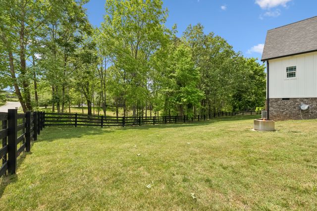 101 Amelia Dr, Bon Aqua, TN 37025