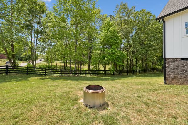 101 Amelia Dr, Bon Aqua, TN 37025