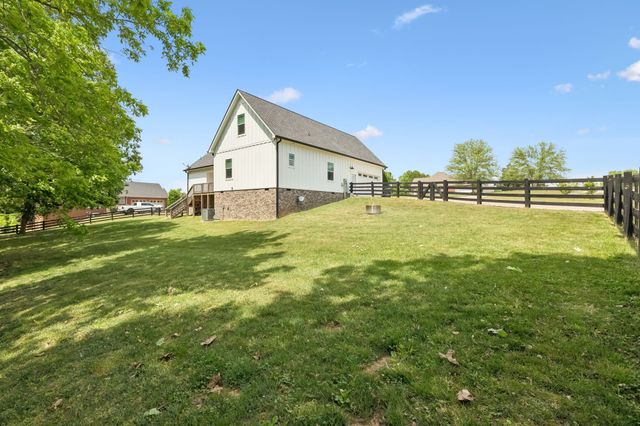 101 Amelia Dr, Bon Aqua, TN 37025