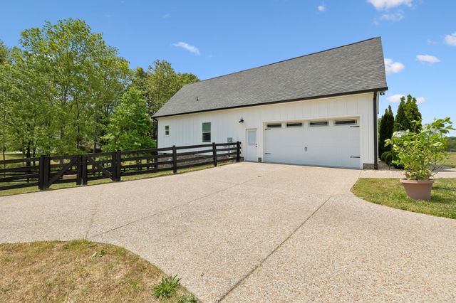 101 Amelia Dr, Bon Aqua, TN 37025