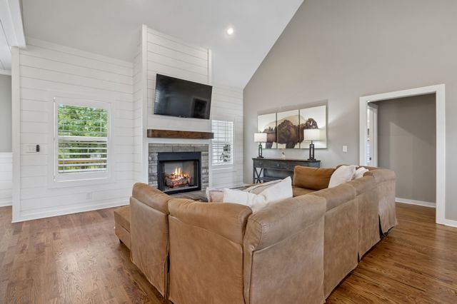101 Amelia Dr, Bon Aqua, TN 37025