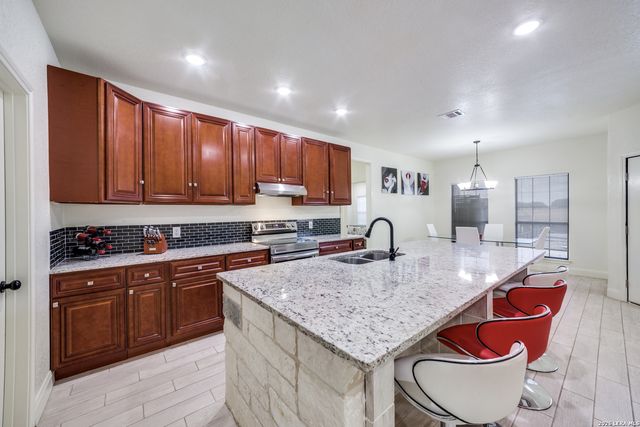 248 Mustang, Natalia, TX 78059