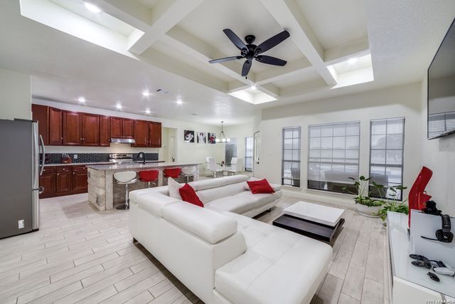 248 Mustang, Natalia, TX 78059