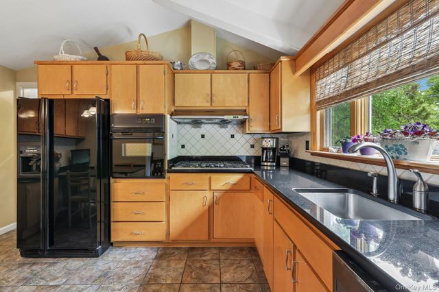 22 Stony Run, New Rochelle, NY 10804
