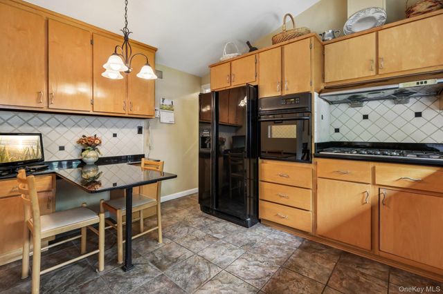 22 Stony Run, New Rochelle, NY 10804