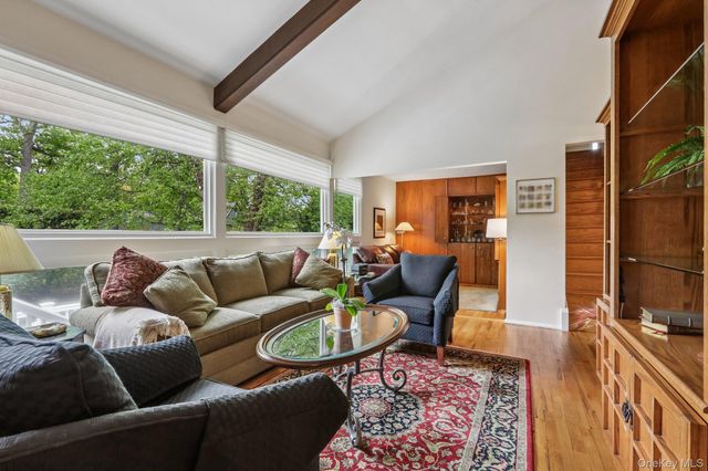 22 Stony Run, New Rochelle, NY 10804