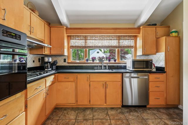 22 Stony Run, New Rochelle, NY 10804