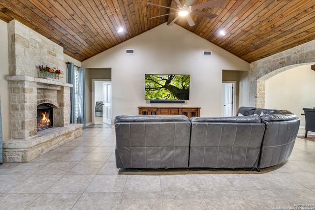 205 Lone Tree, Boerne, TX 78006