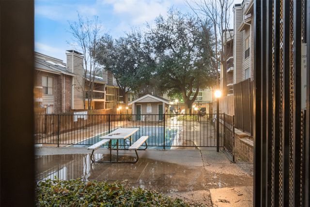 5750 Phoenix Drive 39, Dallas, TX 75231