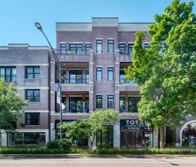 2211 W ROSCOE Street 4W, Chicago, IL 60618