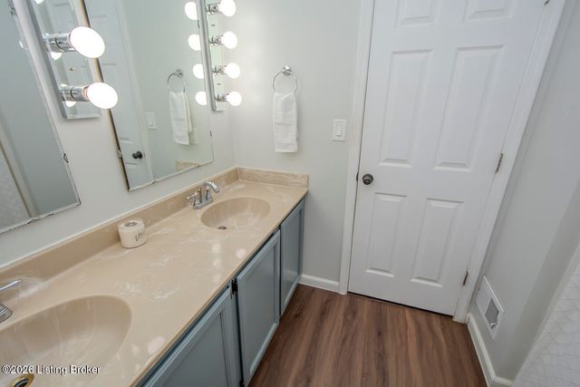 8518 W Brookside Dr, Pewee Valley, KY 40056