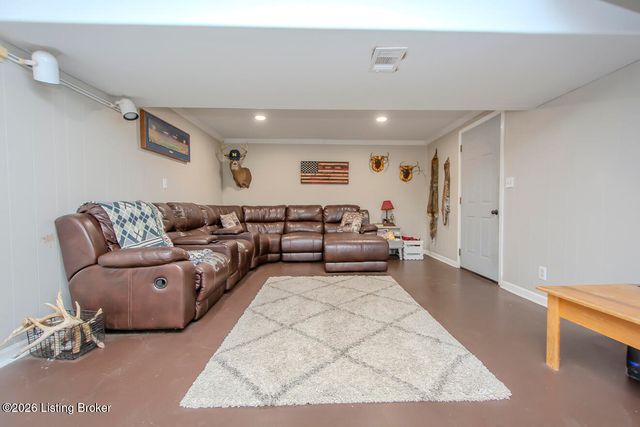 8518 W Brookside Dr, Pewee Valley, KY 40056