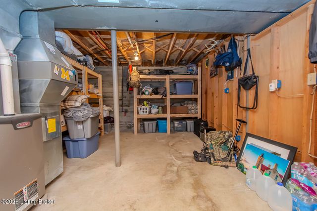 8518 W Brookside Dr, Pewee Valley, KY 40056