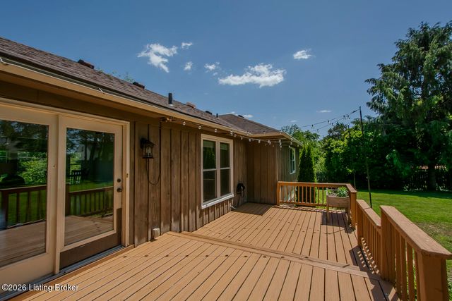 8518 W Brookside Dr, Pewee Valley, KY 40056