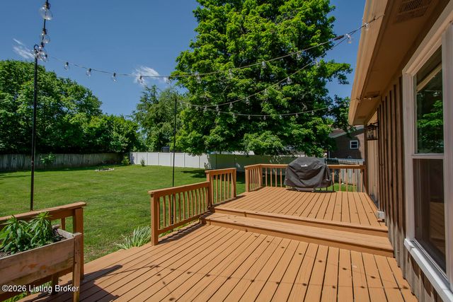 8518 W Brookside Dr, Pewee Valley, KY 40056