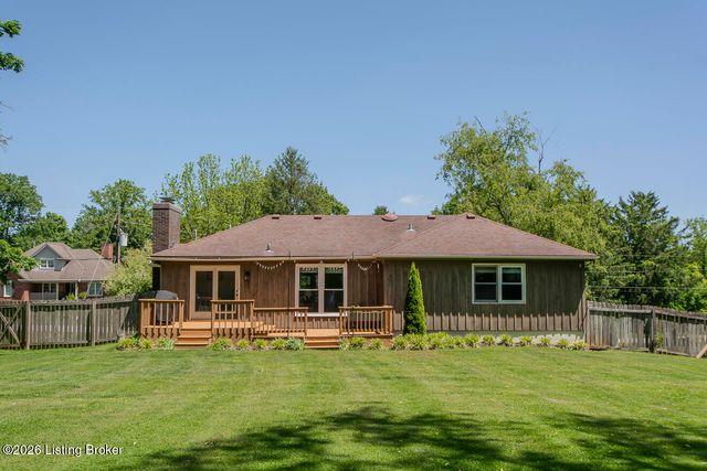 8518 W Brookside Dr, Pewee Valley, KY 40056