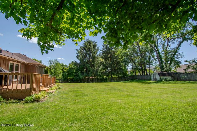 8518 W Brookside Dr, Pewee Valley, KY 40056