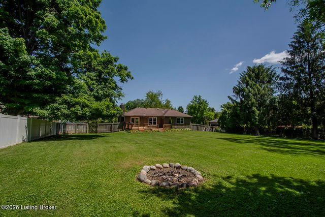 8518 W Brookside Dr, Pewee Valley, KY 40056