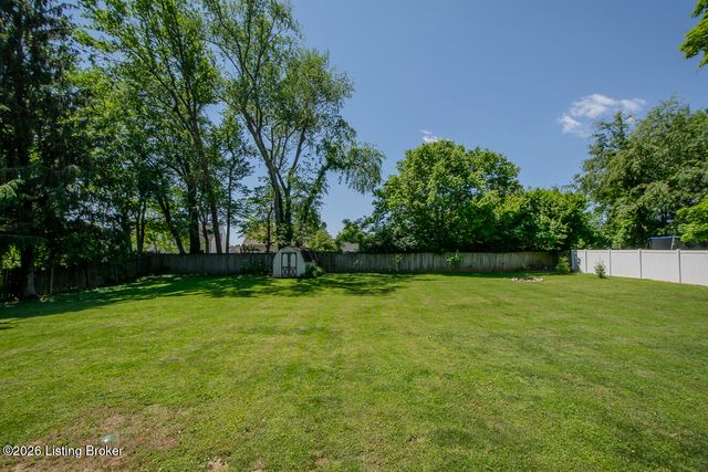 8518 W Brookside Dr, Pewee Valley, KY 40056