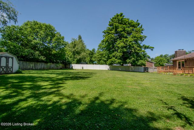 8518 W Brookside Dr, Pewee Valley, KY 40056