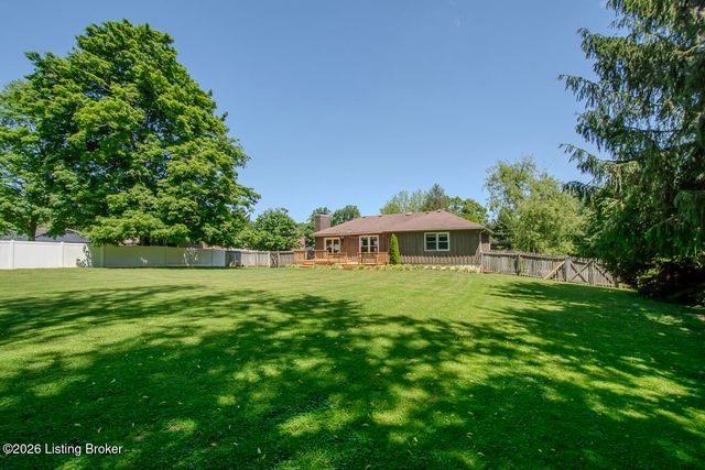 8518 W Brookside Dr, Pewee Valley, KY 40056