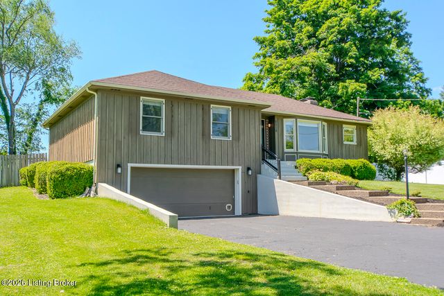 8518 W Brookside Dr, Pewee Valley, KY 40056