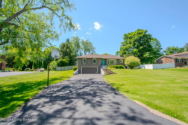 8518 W Brookside Dr, Pewee Valley, KY 40056