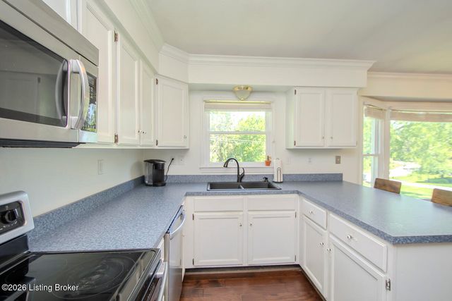 8518 W Brookside Dr, Pewee Valley, KY 40056