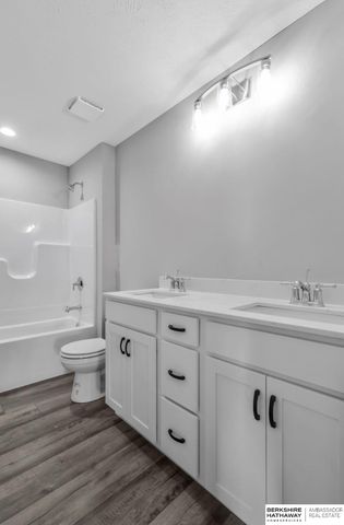 11007 S 104th Avenue, Papillion, NE 68046